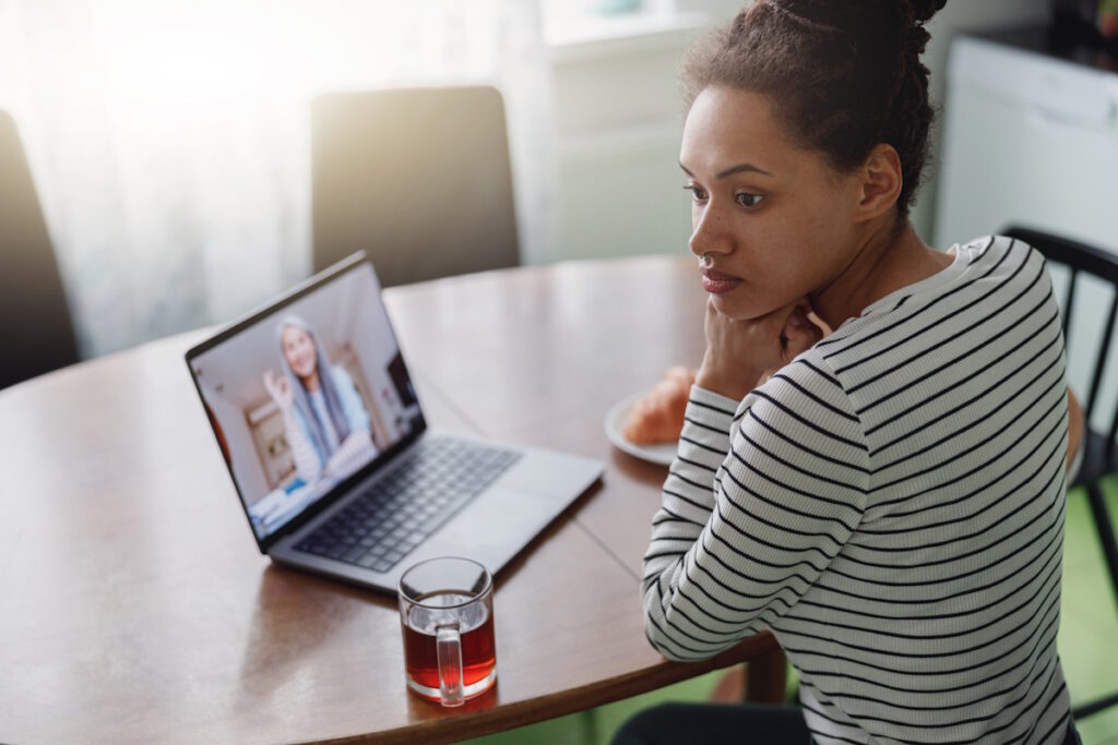 mulher virada para o lado enquanto faz terapia com psicologa brasileira