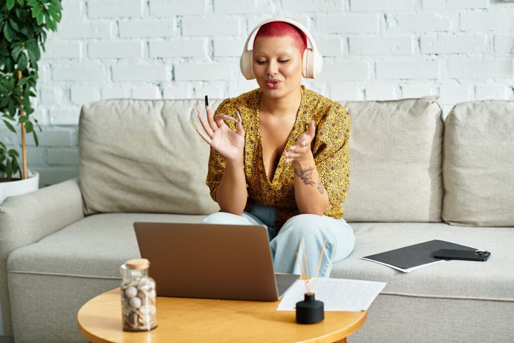 mulher careca feliz confiante fazendo terapia cognitivo comportamental online
