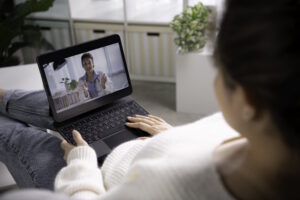 terapia online pelo tablet sentada sofá